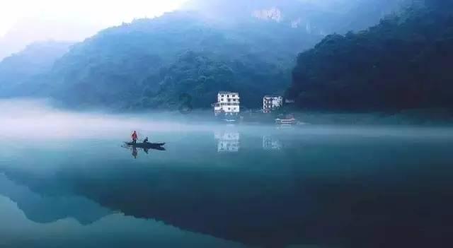 救援秀气的男孩